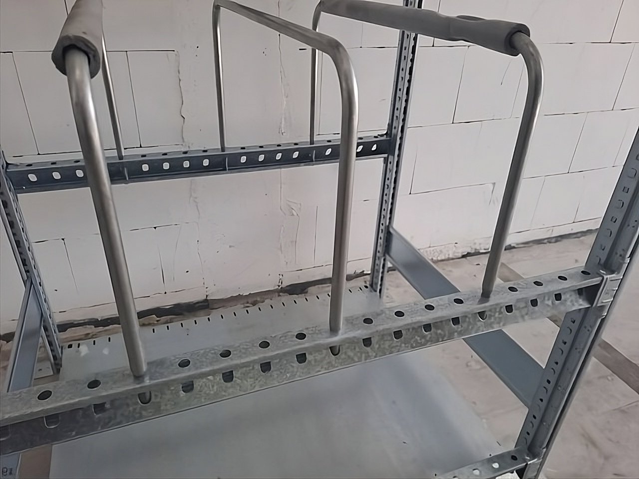 Rack de stockage d'occasion SSI Schäfer Tube étrier pour rayonnage R 3000 KTB 80 420 mm x 754 mm